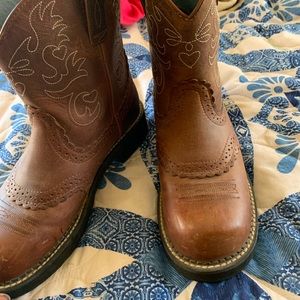 ARIAT in like new condition Size 10B